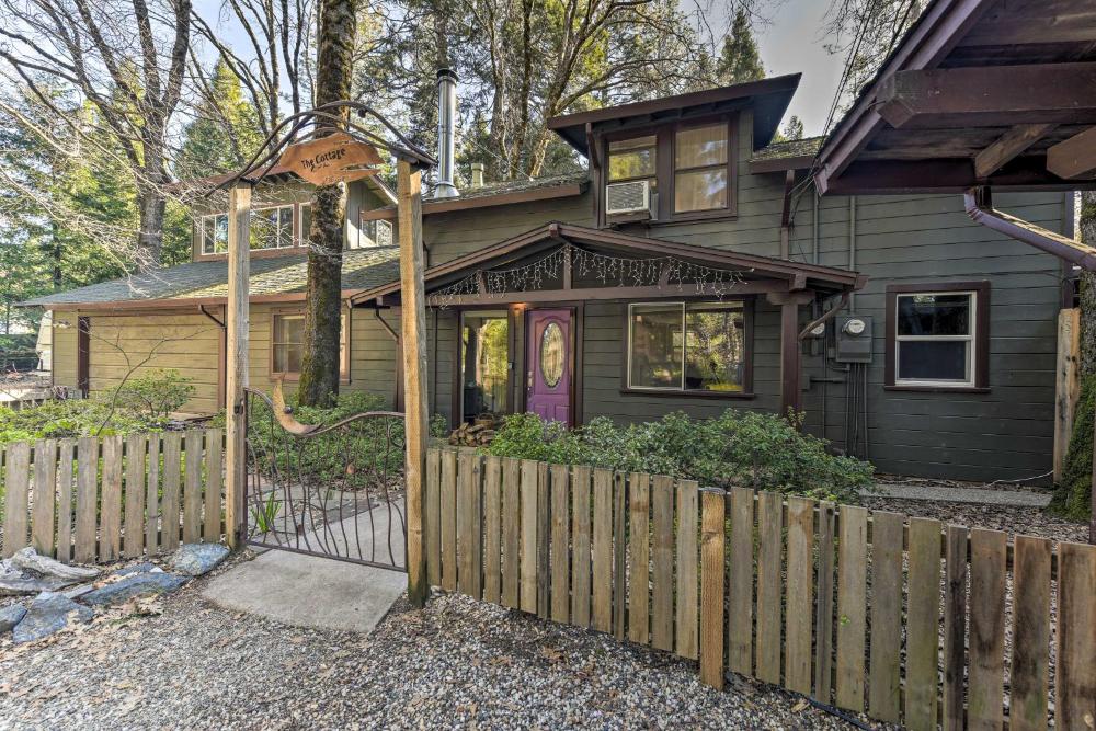 Peaceful Cottage with Grill and Yard in Grass Valley!